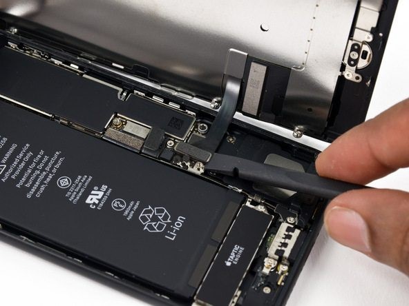 جدا سازی کانکتور های صفحه نمایش به مادربرد برای تعویض باتری ایفون 7