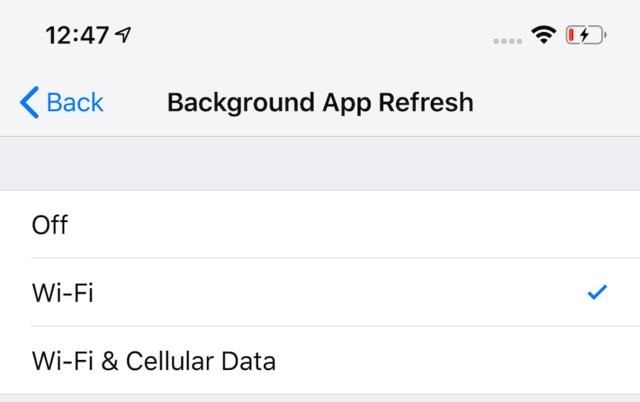 Background App Refresh را فقط هنگام استفاده از Wi-Fi فعال بگذارید