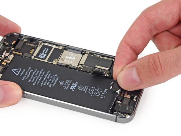 باز کردن اولین چسب نگهدارنده باتری ایفون 5 اس