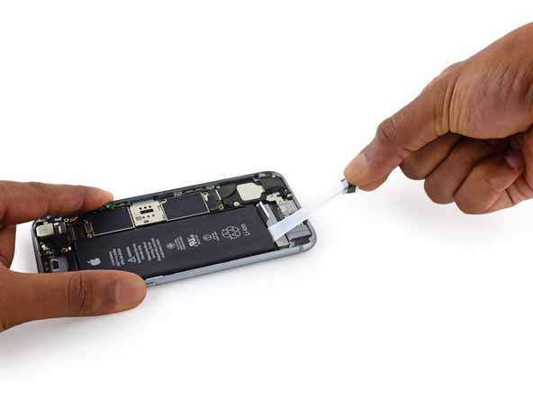  باز کردن اولین چسب نگهدارنده باتری ایفون 6