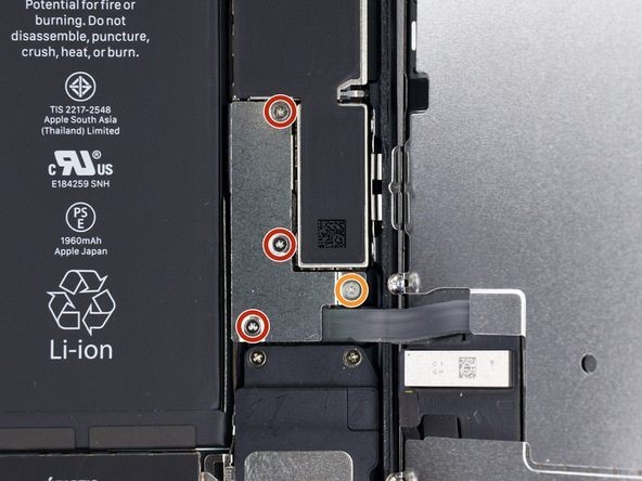 باز کردن پیچ ها برای جداسازی باتری برای تعویض باتری ایفون 7