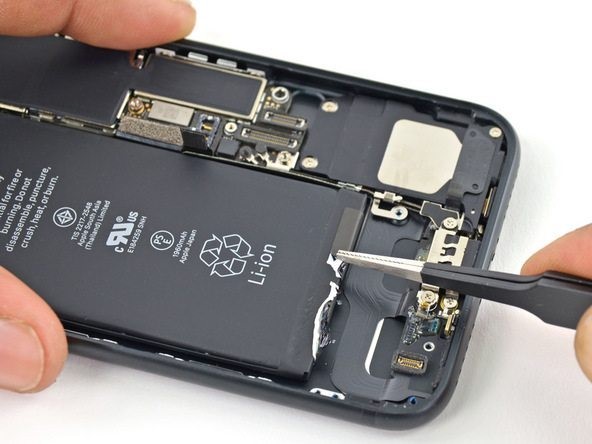 باز کردن چسب محافظ (مهر و موم) باتری برای تعویض باتری ایفون 7