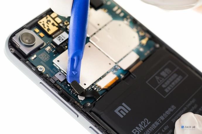 آموزش تعویض باتری گوشی موبایل Xiaomi Mi 5